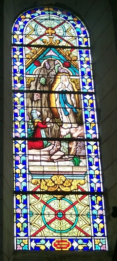 Verrière à personnages de la baie 1 : Apparition de la Vierge à Bernadette Soubirous