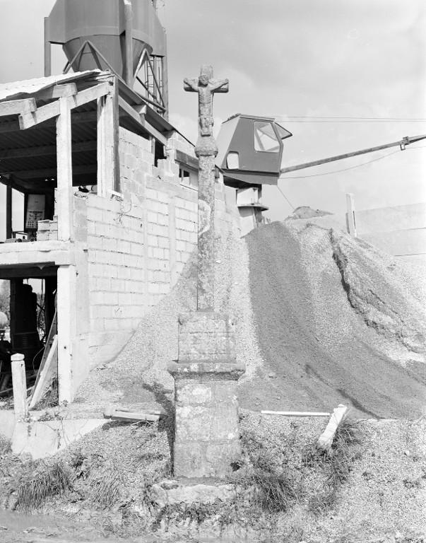 Croix monumentale, Kermolquin (Bégard)