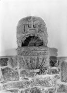 Bénitier (encastré) (3), église paroissiale Saint-Mahouarn (Plomodiern)