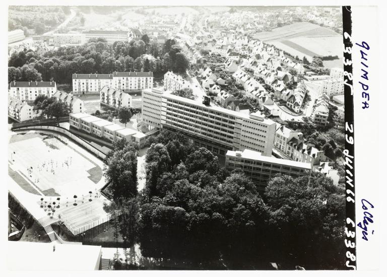 Les bâtiments de l'internat de 1958, du Lycée Auguste Brizeux, 6 rue Bourg-les-Bourgs (Quimper)