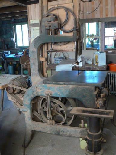 Machine à découper par scie (scie à ruban) et machine à percer (perceuse) (Saint-Guen fusionnée en Guerlédan en 2017)