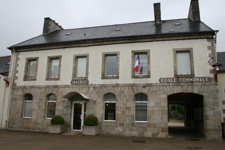 Ecole publique de garçons, actuellement mairie, bourg (Plounéour-Ménez)