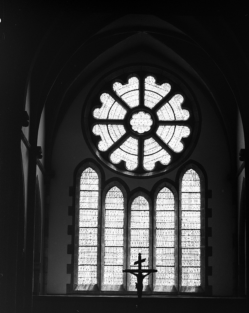 Verrière (maîtresse-vitre), verrière abstraite, église paroissiale Saint-Pierre (Plouénan)