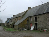 Alignement de maisons, le Haut Plessis (Saint-Pierre-de-Plesguen fusionnée en Mesnil-Roc'h en 2019)