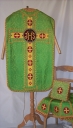 Ornement vert : chasuble, étole, manipule, bourse du corporal, voile du calice