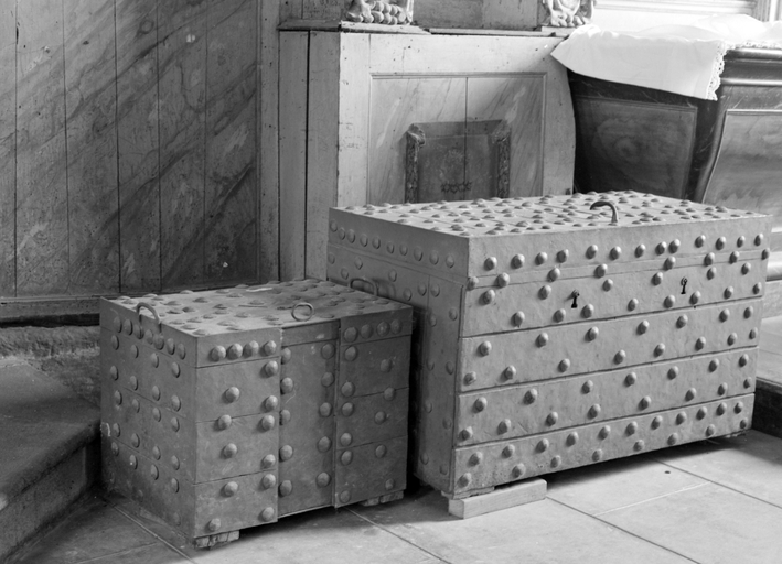 Coffre (2), église paroissiale Saint-Pierre, Saint-Paul (Neulliac)