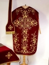 Ornement rouge : chasuble, voile du calice, étole
