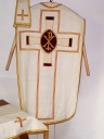 Ornement blanc : chasuble, étole, voile du calice