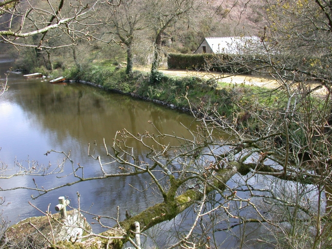 Moulin à farine d'amont de Rocherel, actuellement maison, Etang de Rocherel (Trédias)