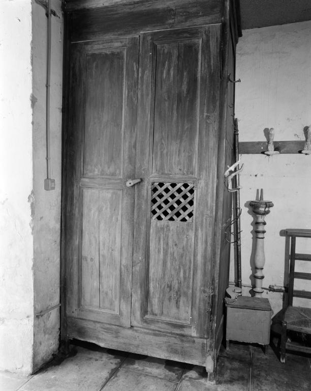 Armoire de sacristie (2), confessionnal, église paroissiale Saint-Vincent (Le Hézo)