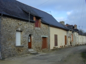 Alignement de trois maisons, Couveloup (Servon-sur-Vilaine)