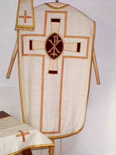 Ornement blanc : chasuble, étole, voile du calice