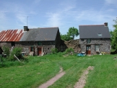 Alignement de maisons, le Pertuis Néanti (Paimpont)