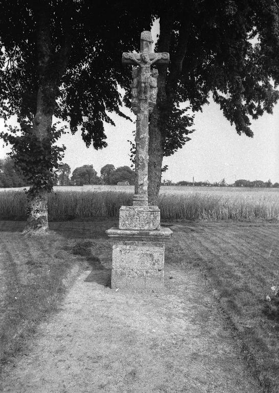 Croix monumentale, rue du calvaire (Kergrist)