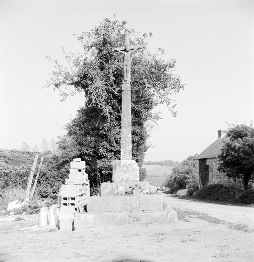 Croix monumentale, Leustec (Locronan)