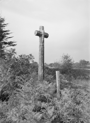 Croix de Chemin, au croisement du chemin de Kerdoncuff et du chemin de Kerroland, le Lanniou (Poullaouen)