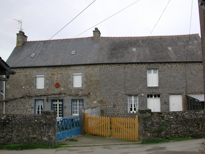Alignement de maisons, les Chapelles (Saint-Pierre-de-Plesguen fusionnée en Mesnil-Roc'h en 2019)