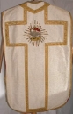 Ornement blanc 4 : chasuble, bourse de corporal, étole, manipule, voile de calice