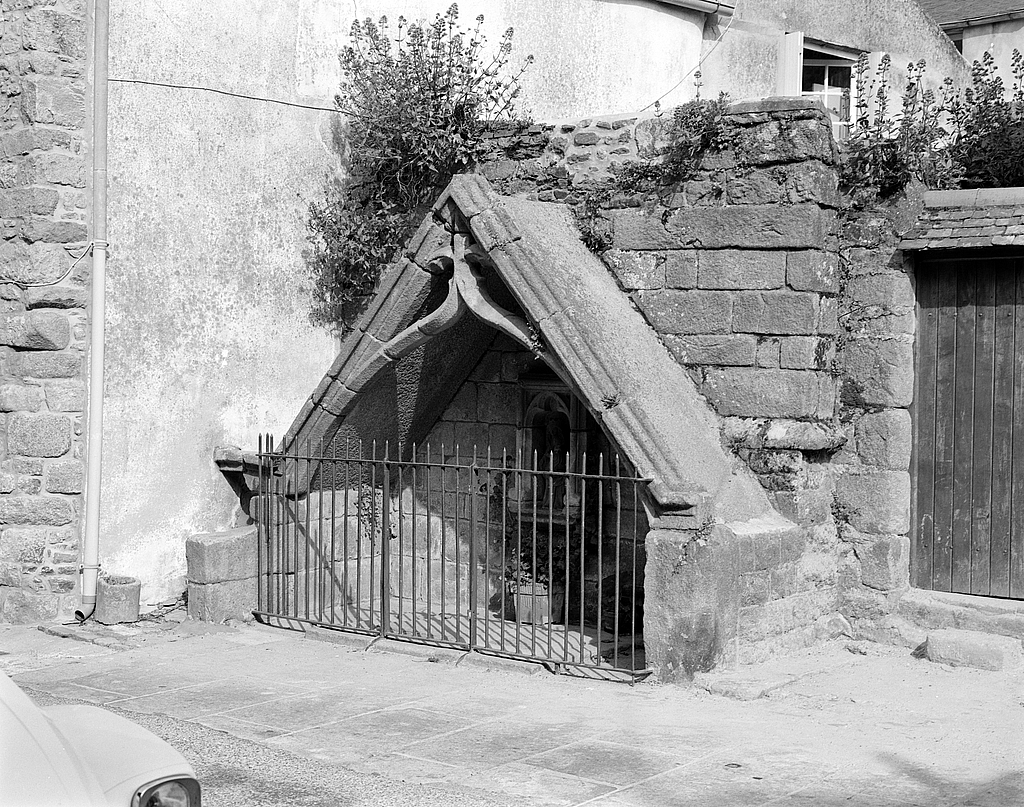 Fontaine de dévotion, dite de la Gloire, rue des Lavoirs (Saint-Pol-de-Léon)