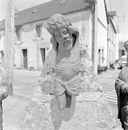 Calvaire (croix) : Christ en croix, rue de la Fontaine (Plomodiern)