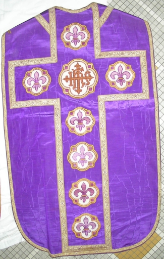 Ornement violet 3 : chasuble, voile de calice, étole et bourse de corporal