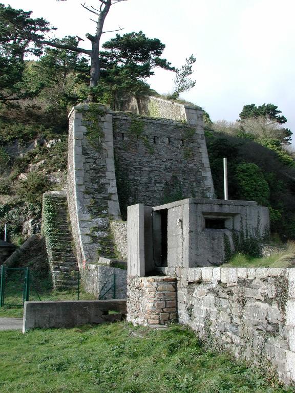 Vue de la branche tombante orientale au niveau de la batterie basse du Mengant (état en 2003). Au premier plan, bunker-poste d'observation et de tir situé à l'entrée de la batterie basse