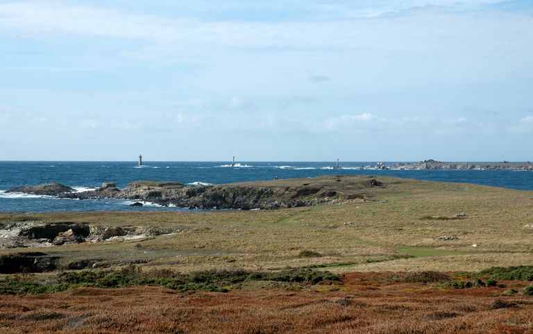 Batterie de côte (en U), corps de garde, magasin à poudre (détruits) puis ensemble fortifié allemand de Penn ar Viler (Ouessant)