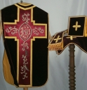 Ornement rouge 5 : chasuble, bourse de corporal, étole, manipule, voile de calice (Guipry fusionnée en Guipry-Messac en 2016)