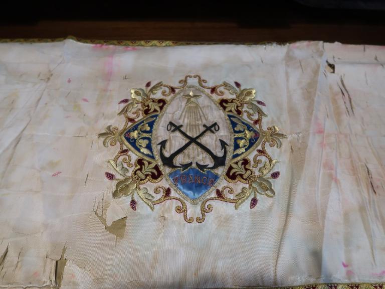 Ensemble d'ornements : une chape et un voile huméral portant l'emblème de Notre-Dame d'Espérance, basilique Notre-Dame-d'Espérance (Saint-Brieuc)