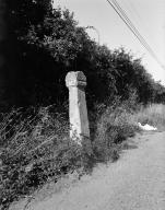 Borne routière, sur la R.D. 15 (Pontrieux)