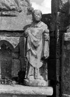 Statue (petite nature) : saint Guénolé, chapelle Notre-Dame-de-Kergoat (Quéménéven)
