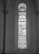 Verrière, 21 : Crucifixion, saint Augustin, saint Charles Borromée, verrière à personnages, église paroissiale Notre-Dame (Colpo)