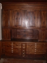 Meubles de sacristie : chasublier, armoires
