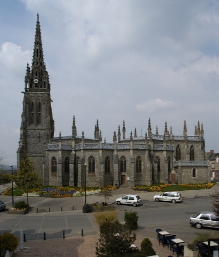 L'église paroissiale Saint-Pierre, sa croix de chemin et son cimetière (Noyal-sur-Vilaine)