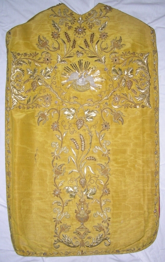 Ornement doré : chasuble et voile de calice