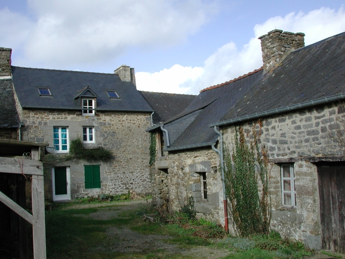 Alignement de maisons, la Ville Briand (Saint-Pierre-de-Plesguen fusionnée en Mesnil-Roc'h en 2019)
