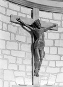 Croix : Christ en croix, église paroissiale Notre-Dame-de-la-Fosse (Guémené-sur-Scorff)