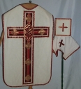 Ornement blanc 1 : chasuble, voile du calice, bourse du corporal