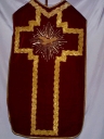 Ornement rouge 2 : chasuble, bourse de corporal, manipule, voile de calice