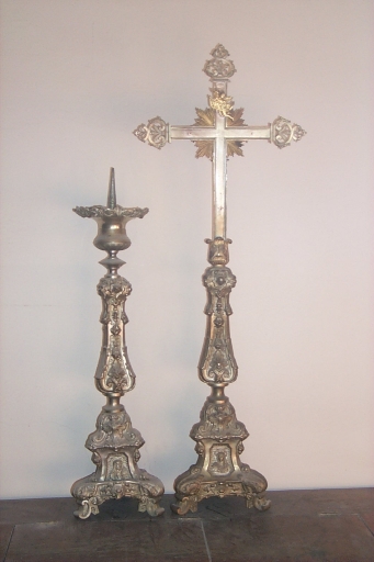 Garniture d'autel : croix d'autel, chandelier d'autel (Maure-de-Bretagne fusionnée en Val d'Anast en 2017)