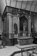 Ensemble de l'autel du Sacré-Coeur : autel, retable, tabernacle, 2 gradins d'autel, degré d'autel, tableau d'autel : Coeur du Christ adoré par les anges (La Fontenelle fusionnée en Val-Couesnon en 2019)