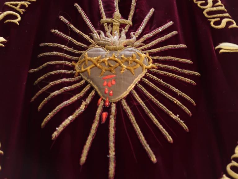 Bannière de procession paroissiale : saint Melaine, Sacré-Cœur du Christ, église paroissiale Saint-Melaine (La Chapelle-de-Brain, anciennement La Chapelle Saint-Melaine)