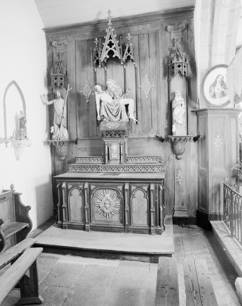 2 autels, 4 gradins d'autel, 2 tabernacles (autel secondaire style néo-gothique), chapelle Saint-Aubin (Pont-Scorff)