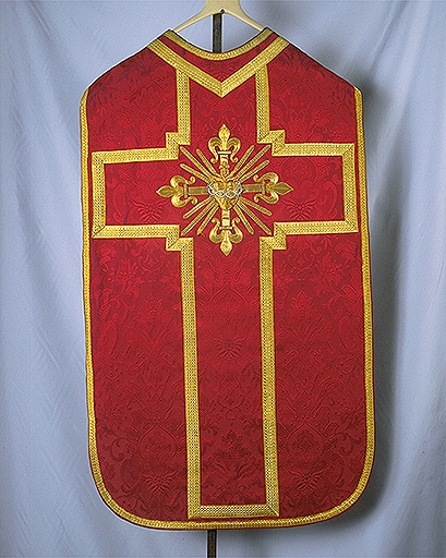 Ornement rouge 3 : chasuble, bourse de corporal, manipule, voile de calice
