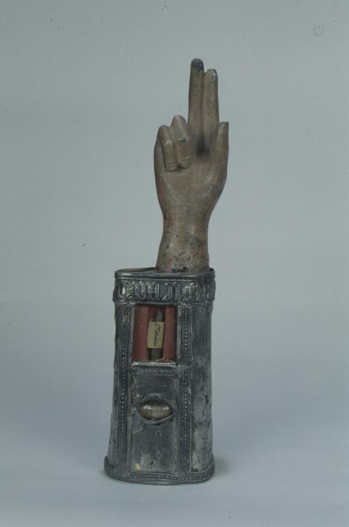 Reliquaire morphologique (bras-reliquaire) de saint Méleuc dans son coffret, chapelle Saint-Mélec (Lanouée fusionnée en Forges de Lanouée en 2019)