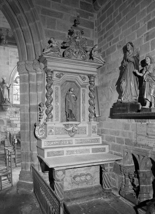 Autel, retable, gradins d'autel (2) (autel secondaire, autel table, retable architecturé à niche), de saint Joseph, (anciennement retable numéro 3), église paroissiale Notre-Dame-de-Roscudon (Pont-Croix)