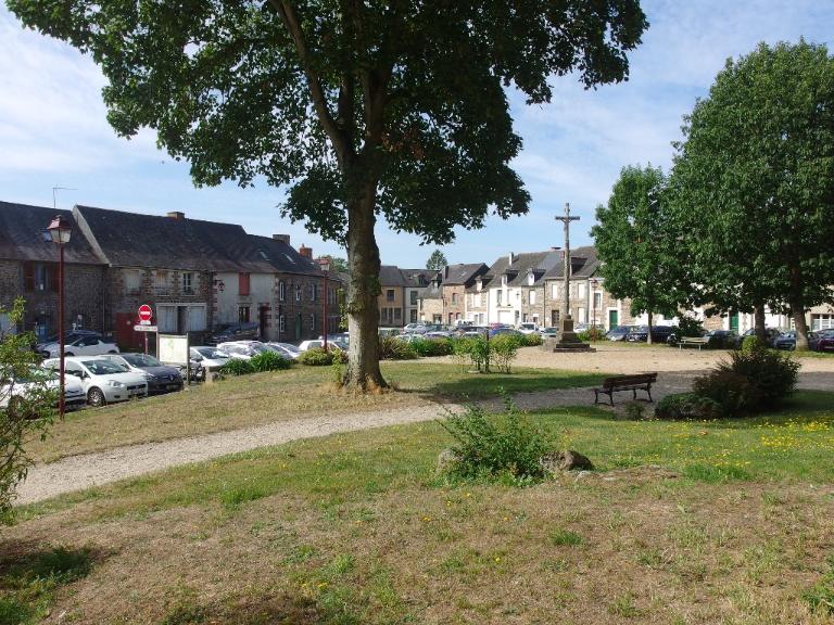 Place de l'église (Hédé fusionnée avec Bazouges-sous-Hédé pour former la commune de Hédé-Bazouges en 2009)