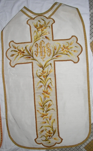 Ornement blanc 3 : chasuble, voile de calice, étole et bourse de corporal