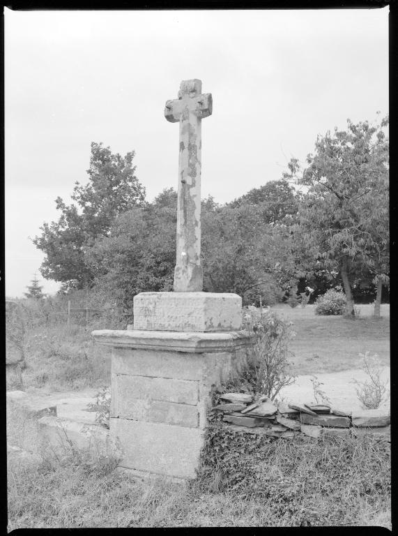 Croix de chemin, le Vieux-Bourg (Taupont)