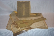 Ornement doré 2 : étole, manipule, bourse de corporal, voile de calice (Maure-de-Bretagne fusionnée en Val d'Anast en 2017)